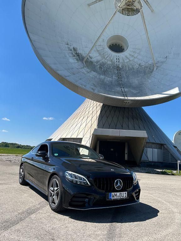 Schwarz Gebraucht 2018 Mercedes C200 AMG line Coupé | 25.000 € (Fairer Preis) - Bild 1/4