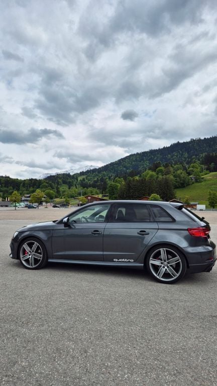 Grau Gebraucht 2019 Audi S3 Design Limousine | 30.900 € (Superpreis) - Bild 1/4