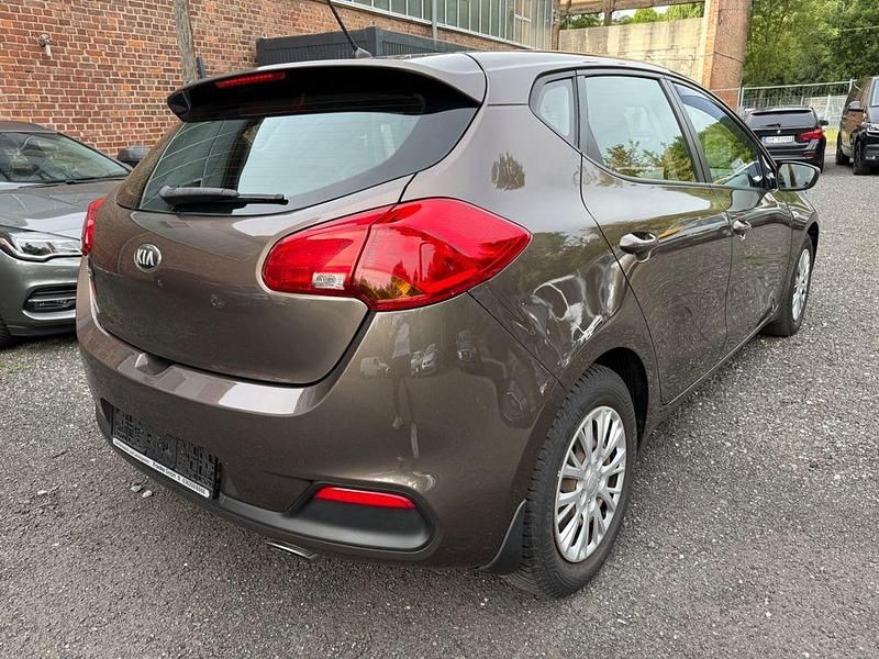 Gebraucht Kia Ceed 135 PS (99 kW) 2013 Braun Kleinwagen
