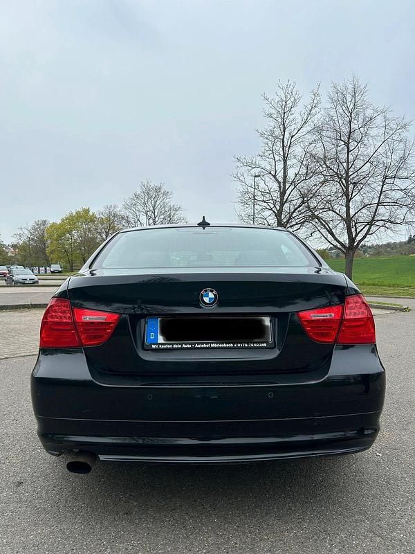 Gebraucht BMW 318 143 PS (105 kW) 2010 Schwarz Limousine