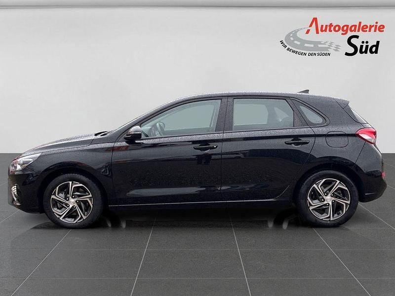 Gebraucht Hyundai i30 120 PS (88 kW) 2023 Phantom black Limousine