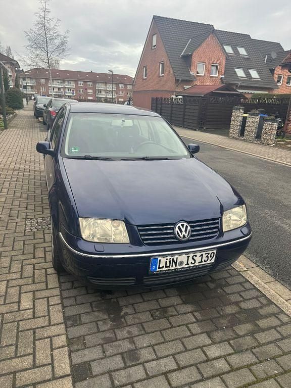 Blau Gebraucht 2004 VW Bora Trendline Limousine | 2.000 € (Fairer Preis) - Bild 1/4