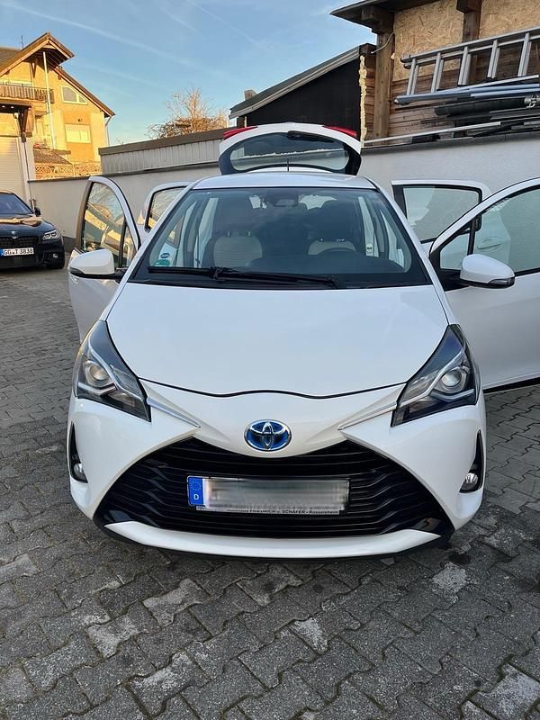 Weiß Gebraucht 2017 Toyota Yaris Hybrid Kleinwagen | 11.700 € - Bild 1/4
