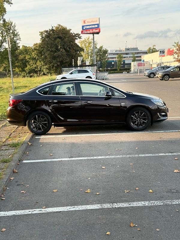 Gebraucht Opel Astra 169 PS (124 kW) 2013 Braun Limousine