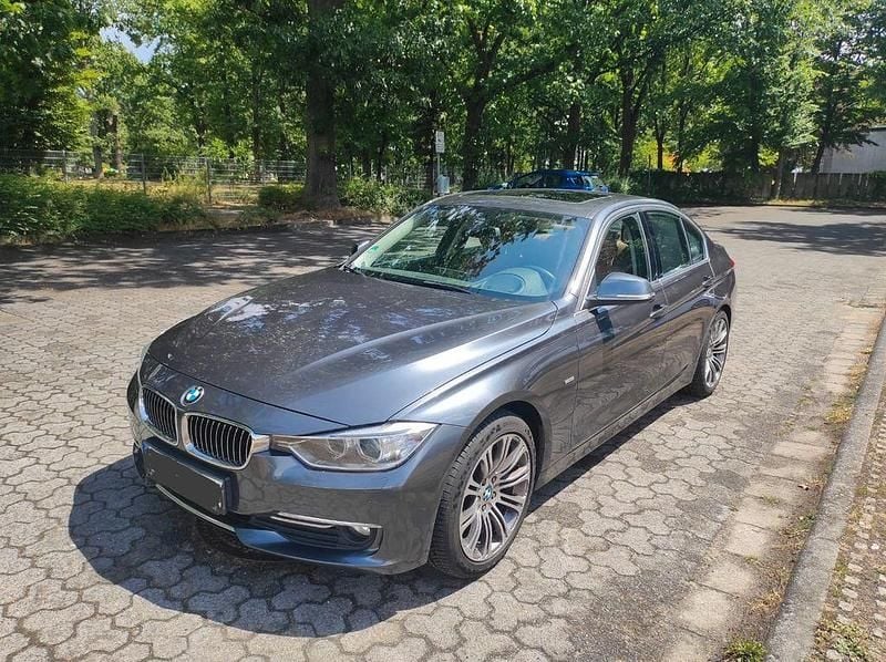 Grau Gebraucht 2013 BMW 320 Luxury Line Limousine | 11.499 € (Guter Preis) - Bild 1/4