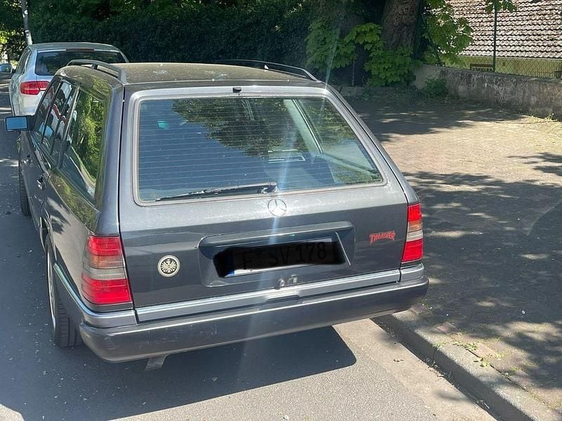 Second-hand Mercedes E280 193 CP (141 kW) 1995 Negru Berlinǎ