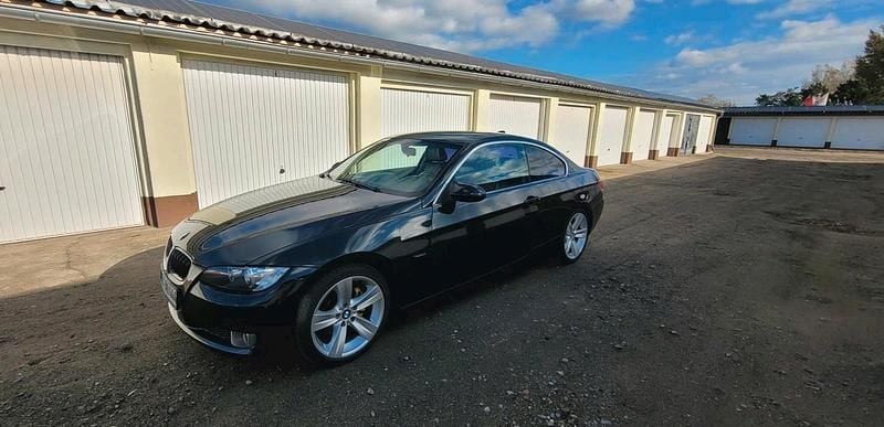 Gebraucht BMW 320 177 PS (130 kW) 2008 Schwarz Coupé