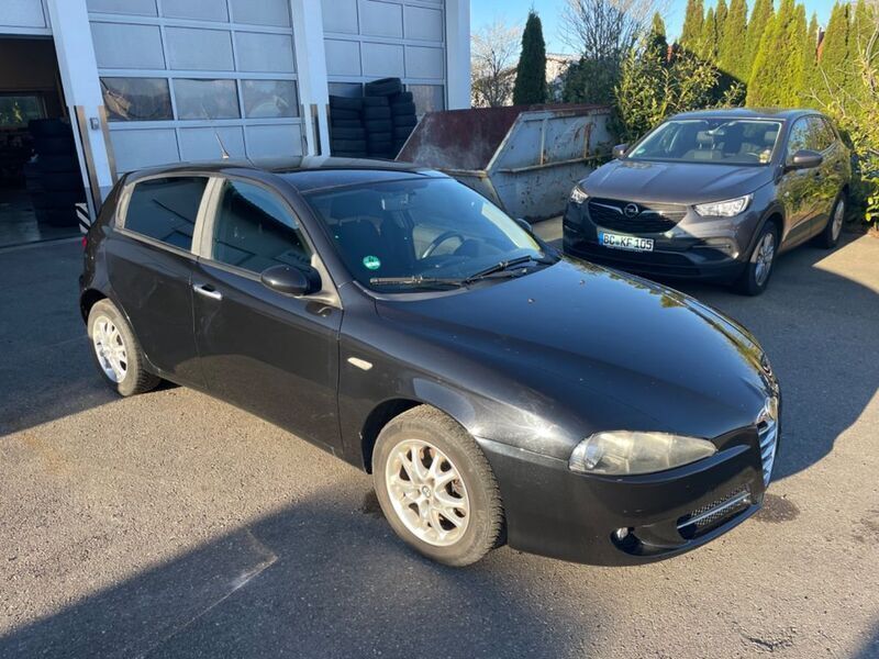 Gebraucht Alfa Romeo 147 105 PS (77 kW) 2008 Schwarz Kleinwagen
