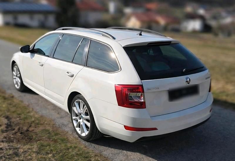 Gebraucht Skoda Octavia Ambition 150 PS (110 kW) 2015 Weiß Kleinwagen