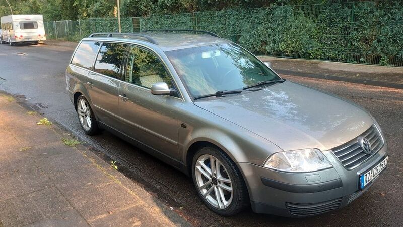 Grau Gebraucht 2001 VW Passat Comfortline Kombi | 3.500 € (Teuer) - Bild 1/4