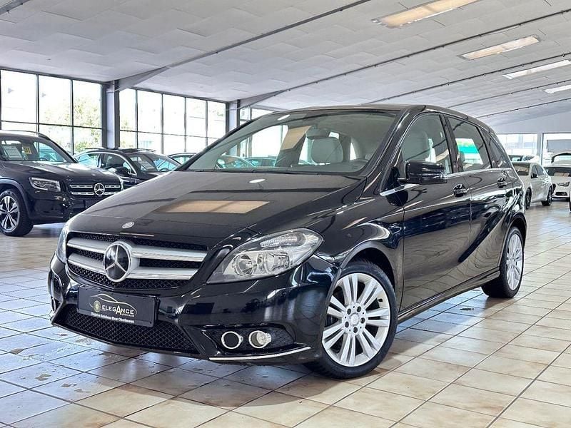 Schwarz Gebraucht 2012 Mercedes 200 Sport Limousine | 10.900 € (Guter Preis) - Bild 1/4