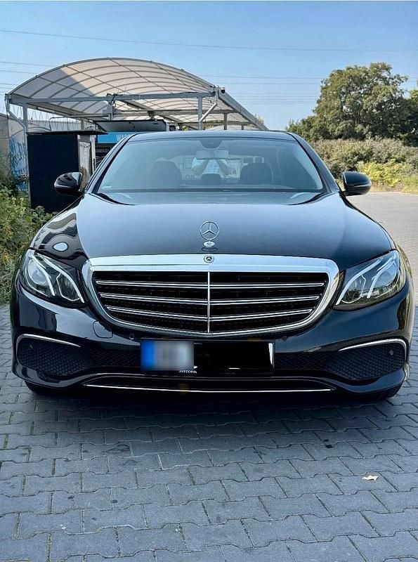 Gebraucht Mercedes E220 194 PS (142 kW) 2019 Schwarz Limousine