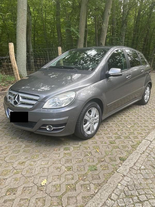 Grau Gebraucht 2009 Mercedes B180 Van / Kleinbus | 6.999 € (Fairer Preis) - Bild 1/4