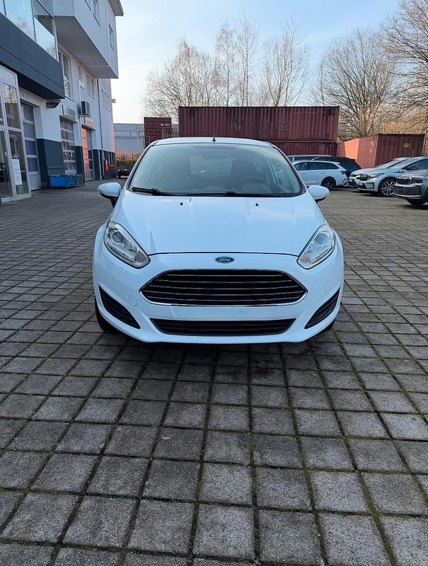 Weiß Gebraucht 2015 Ford Fiesta Trend Kleinwagen | 4.900 € - Bild 1/4