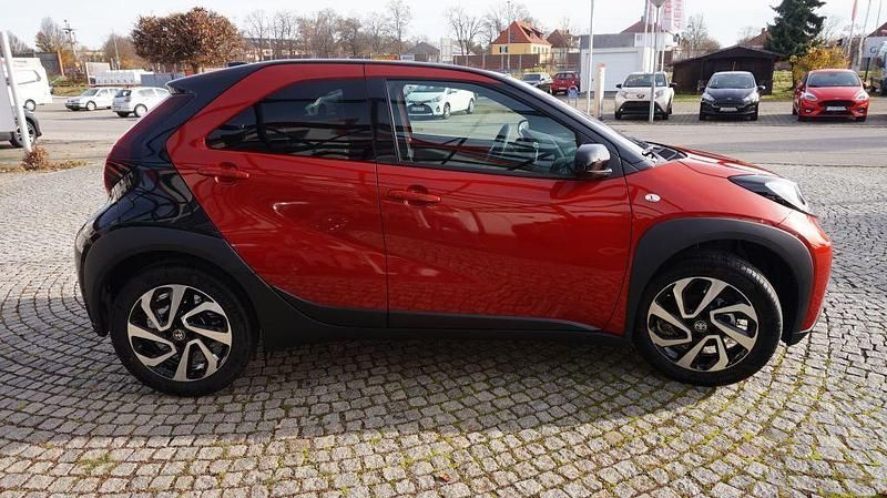 Neu Toyota Aygo X 72 PS (52 kW) 2026 Rot SUV