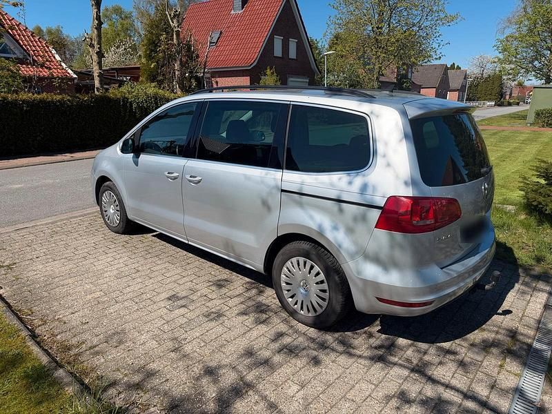 Second-hand VW Sharan 140 CP (102 kW) 2012 Argintiu Monovolum