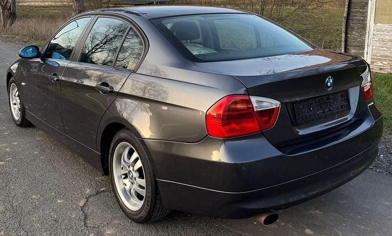 Gebraucht BMW 318 129 PS (94 kW) 2007 Grau Limousine