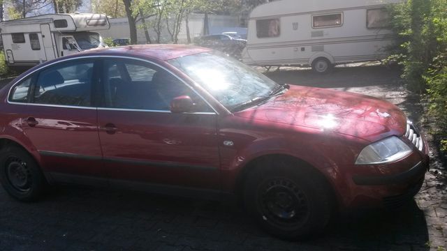 Rot Gebraucht 2001 VW Passat Limousine | 2.000 € (Etwas zu teuer) - Bild 1/4