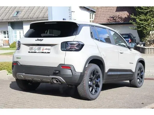 Neu Jeep Avenger Overland 145 PS (106 kW) 2026 Stone grey metallic (beige) SUV