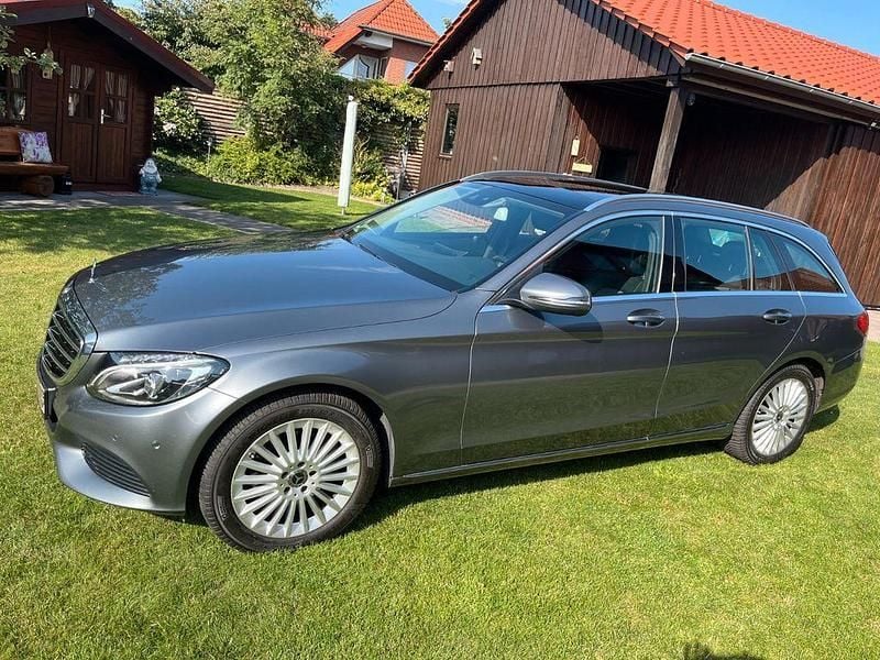 Grau Gebraucht 2018 Mercedes C200 Avantgarde Limousine | 19.500 € (Superpreis) - Bild 1/4
