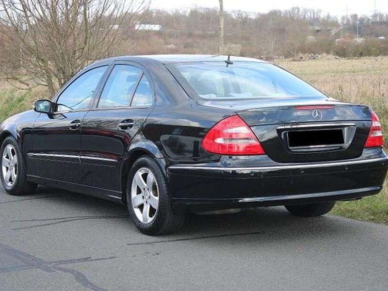 Gebraucht Mercedes E240 Avantgarde 177 PS (130 kW) 2005 Schwarz Limousine
