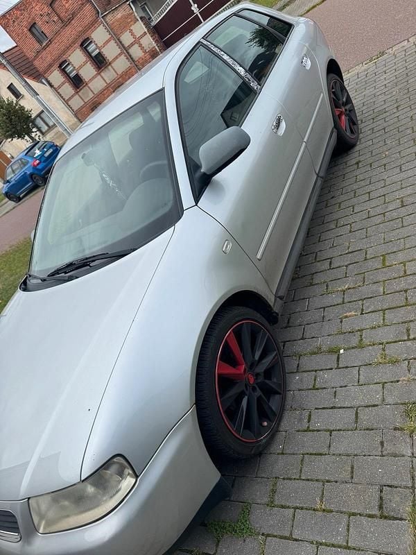 Grau Gebraucht 2003 Audi A3 Kleinwagen | 650 € (Superpreis) - Bild 1/4