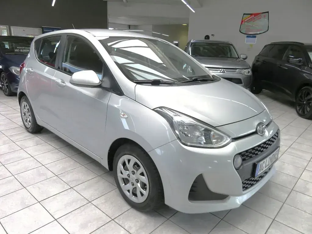 Gebraucht Hyundai i10 Classic 67 PS (49 kW) 2019 Silber Kleinwagen