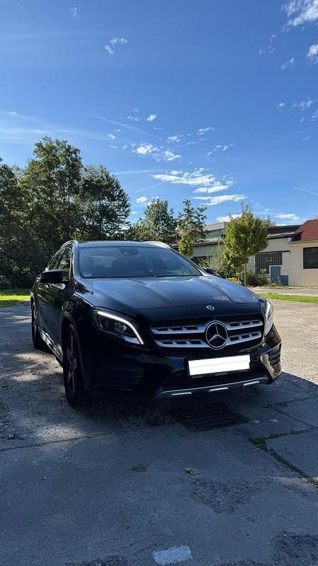 Schwarz Gebraucht 2018 Mercedes GLA180 AMG line SUV | 22.000 € (Etwas zu teuer) - Bild 1/4