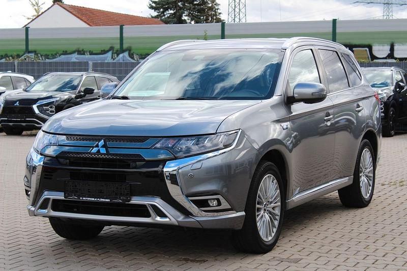 Titanium grey Gebraucht 2021 Mitsubishi Outlander P-HEV Plus SUV | 19.490 € (Fairer Preis) - Bild 1/4