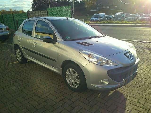 Gebraucht Peugeot 206 Basis 75 PS (55 kW) 2010 Lackierung aluminiumgrau Kleinwagen