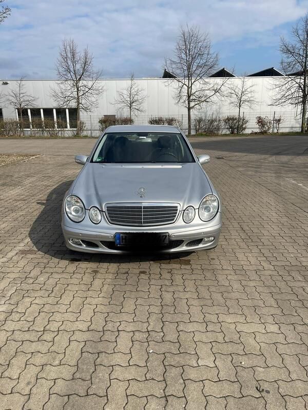 Silber Gebraucht 2006 Mercedes E220 Limousine | 5.600 € (Fairer Preis) - Bild 1/4