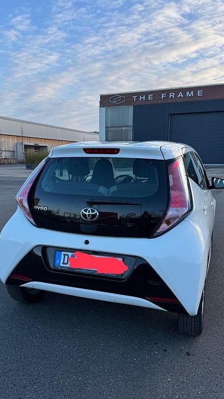 Gebraucht Toyota Aygo X-play 69 PS (50 kW) 2017 Weiß Kleinwagen