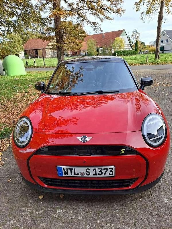 Neu Mini Cooper SE Classic 160 kW (218 PS) 2025 Rot Kleinwagen