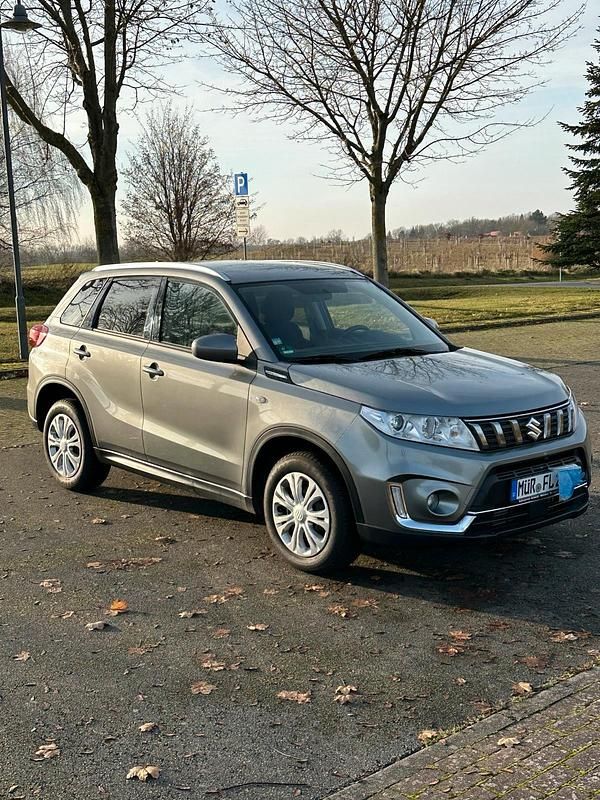 Grau Gebraucht 2019 Suzuki Vitara Comfort Limousine | 15.000 € (Guter Preis) - Bild 1/4
