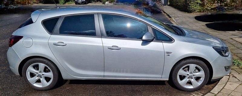 Gebraucht Opel Astra Edition 140 PS (102 kW) 2012 Silber Limousine