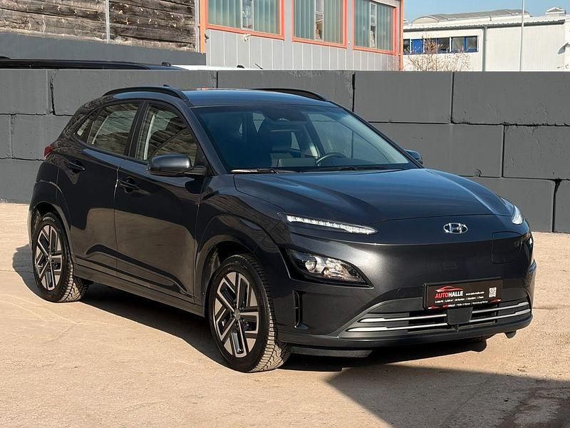 Gebraucht Hyundai Kona Select 100 kW (136 PS) 2022 Schwarz SUV