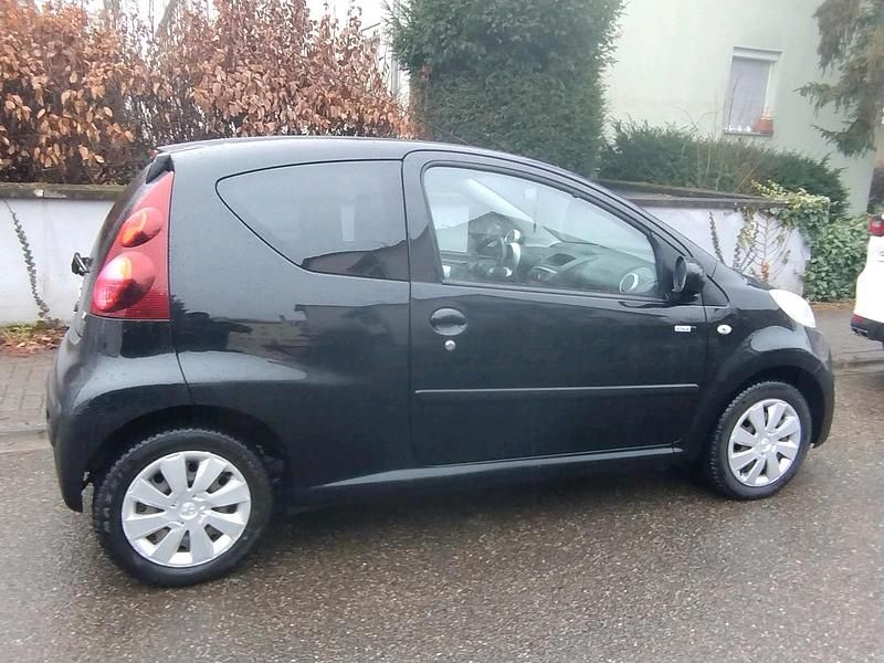 Gebraucht Peugeot 107 68 PS (50 kW) 2013 Schwarz Kleinwagen