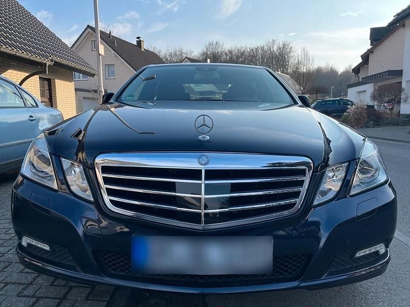Gebraucht Mercedes E220 170 PS (125 kW) 2009 Blau Limousine