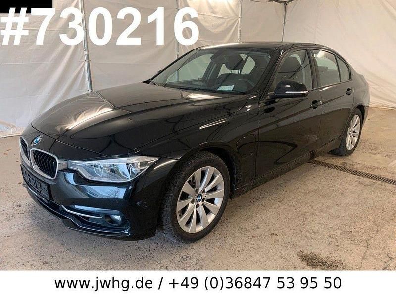 Black sapphire metallic (metallic) Gebraucht 2016 BMW 330e iPerformance Limousine | 14.950 € - Bild 1/4