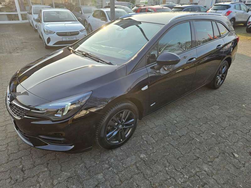 Onyx schwarz (metallic) Gebraucht 2021 Opel Astra Design Edition Kombi | 14.290 € (Fairer Preis) - Bild 1/4