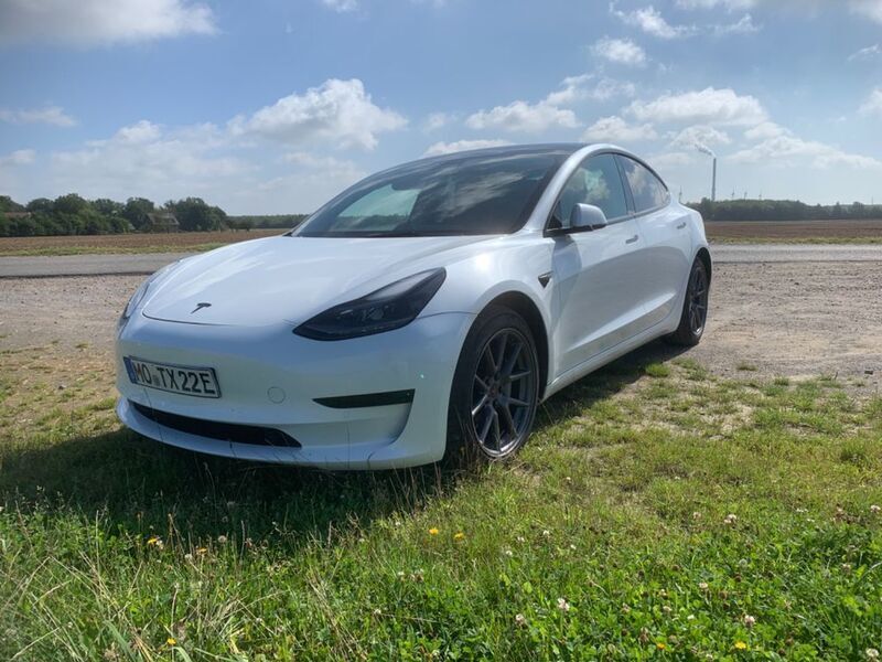 Weiß Gebraucht 2021 Tesla Model 3 Standard Range Plus Limousine | 23.000 € (Fairer Preis) - Bild 1/4