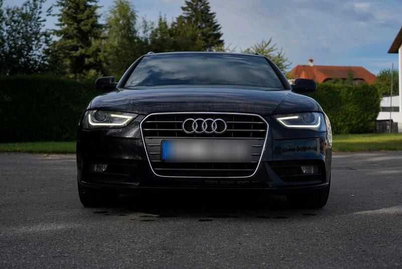 Schwarz Gebraucht 2012 Audi A4 S-Line Kombi | 10.900 € (Etwas zu teuer) - Bild 1/4