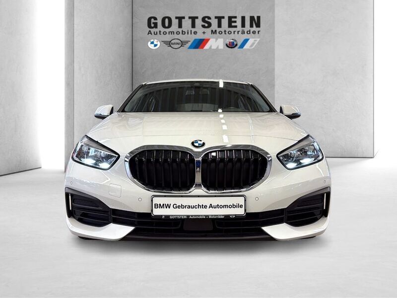 Alpinweiss iii Gebraucht 2021 BMW 118 Advantage Kleinwagen | 17.480 € (Fairer Preis) - Bild 1/3