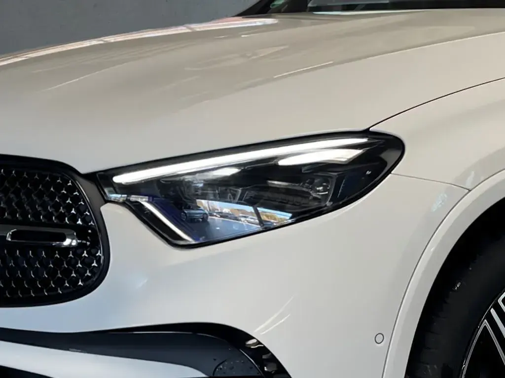 Gebraucht Mercedes GLC300de AMG 197 PS (144 kW) 2024 Weiß Coupé