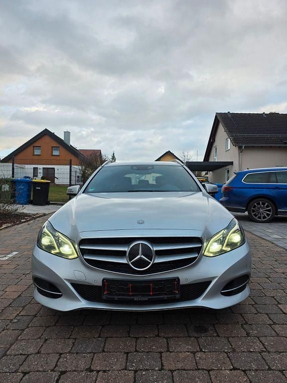 Silber Gebraucht 2013 Mercedes E300 Limousine | 11.499 € (Superpreis) - Bild 1/4