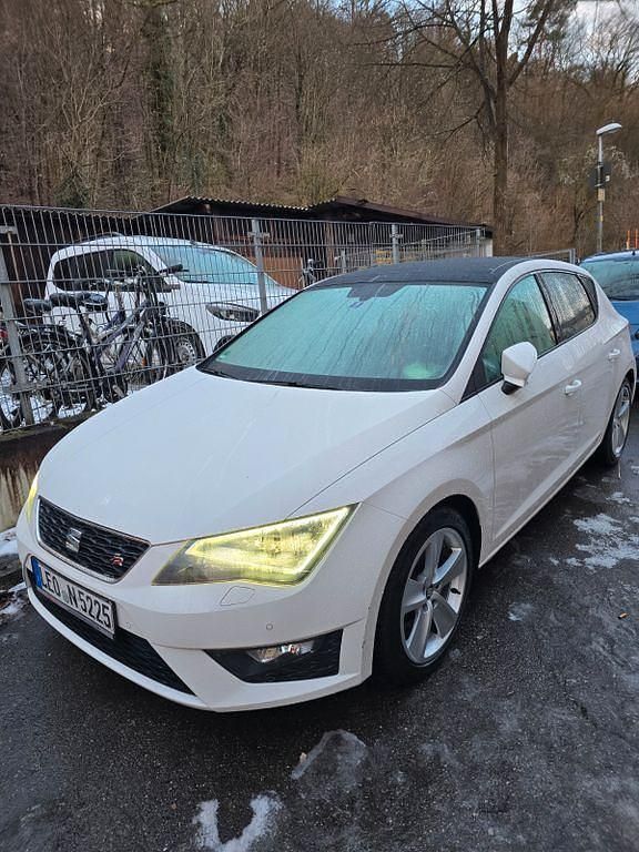 Weiß Gebraucht 2015 Seat Leon FR Limousine | 8.699 € (Guter Preis) - Bild 1/4