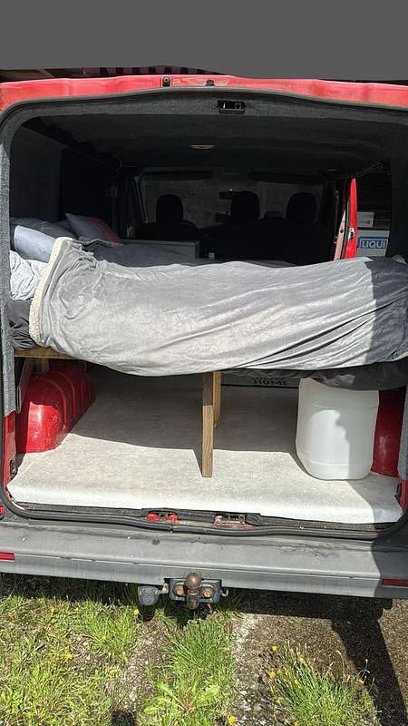 Usado Renault Traffic 115 HP (84 kW) 2011 Vermelho Monovolume