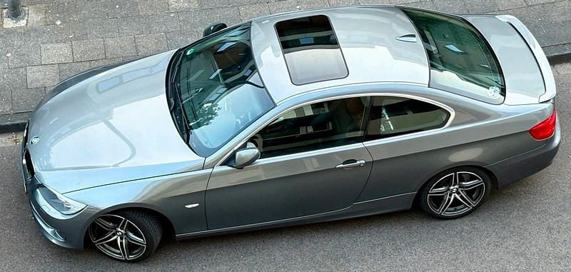 Silber Gebraucht 2010 BMW 325 Comfort Edition Coupé | 8.699 € (Superpreis) - Bild 1/4