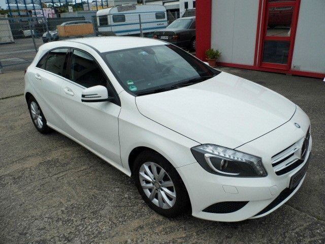 Weiß Gebraucht 2014 Mercedes A180 Limousine | 8.690 € (Superpreis) - Bild 1/4