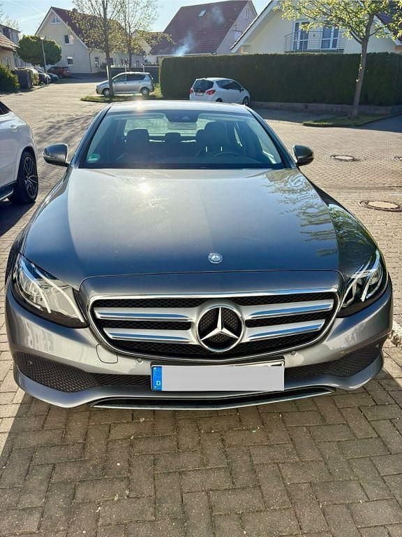 Grau Gebraucht 2016 Mercedes E200 Avantgarde Limousine | 26.800 € (Etwas zu teuer) - Bild 1/4